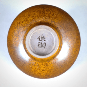 porcelain-tea-cups-amber-bottom.png