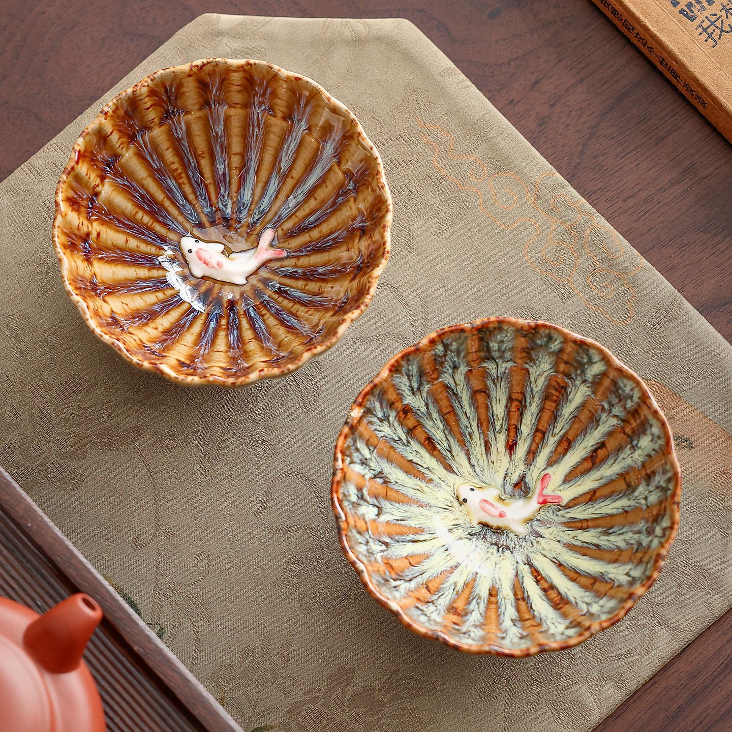 tenmoku-glaze-porcelain-tea-cups-golden-fish-whitebrown.jpg tenmoku-glaze-porcelain-tea-cups-golden-fish-whitebrown.jpg
