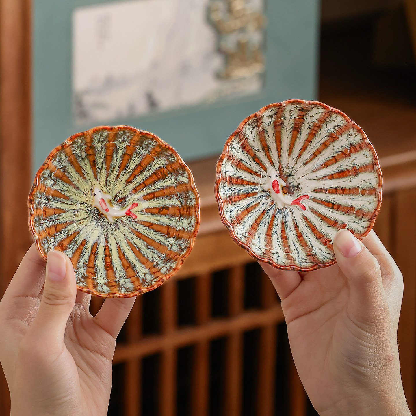 tenmoku-glaze-porcelain-tea-cups-golden-fish-whiteinhand.jpg tenmoku-glaze-porcelain-tea-cups-golden-fish-whiteinhand.jpg