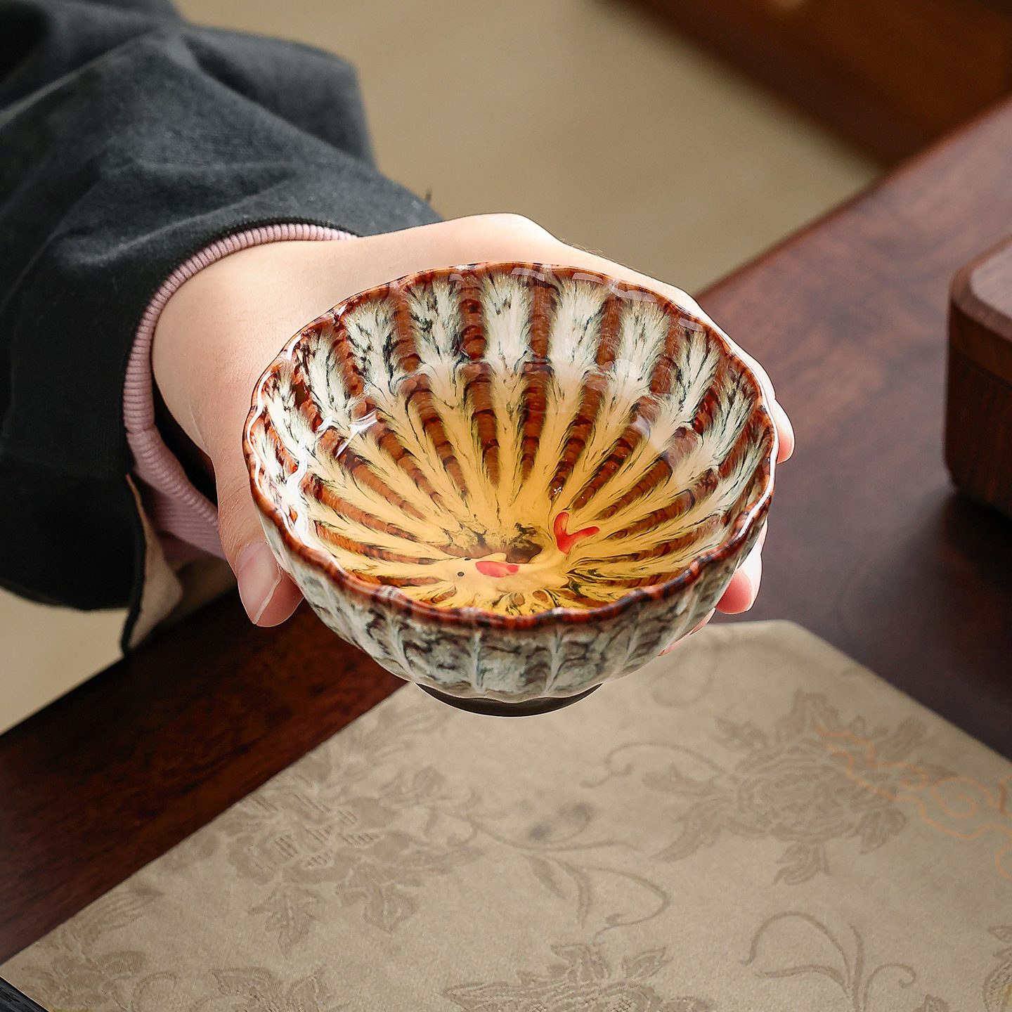 tenmoku-glaze-porcelain-tea-cups-golden-fish-whiteinhandone.jpg tenmoku-glaze-porcelain-tea-cups-golden-fish-whiteinhandone.jpg