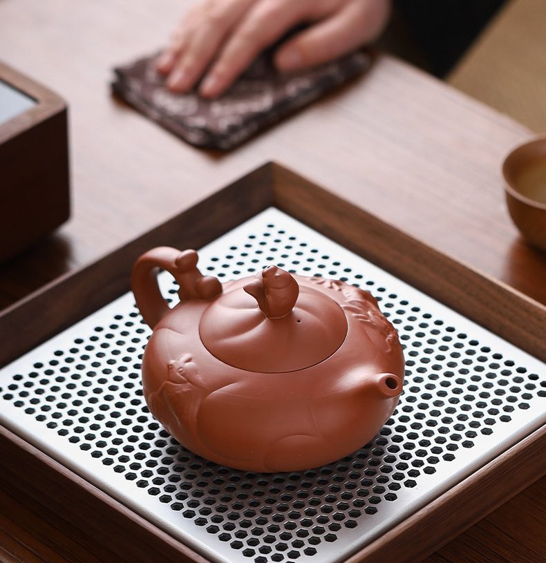 vintage-brown-teapot-chinese-prosperity-dragon-ondesk.jpg vintage-brown-teapot-chinese-prosperity-dragon-ondesk.jpg