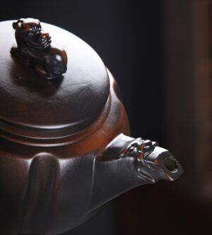 vintage-brown-teapot-yixing-teapot-onyx-guardian-top